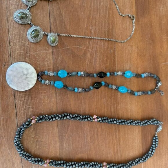 Collection of necklaces - Picture 3 of 4